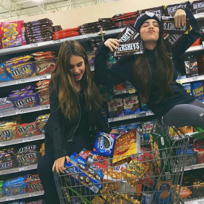 dos chicas en super comprando dulces 