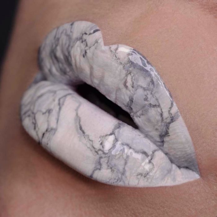 Labios pintados como un marmol de color blanco