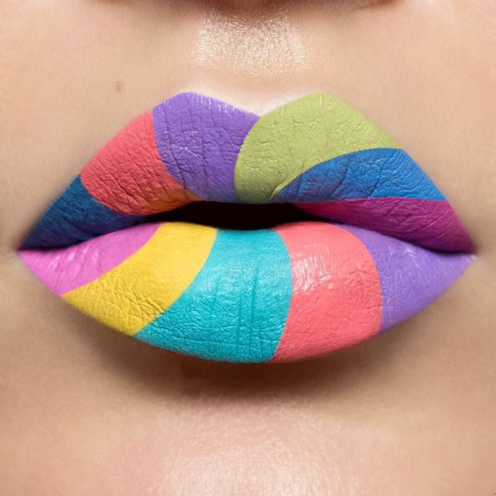 Labios pintados en distintos colores 