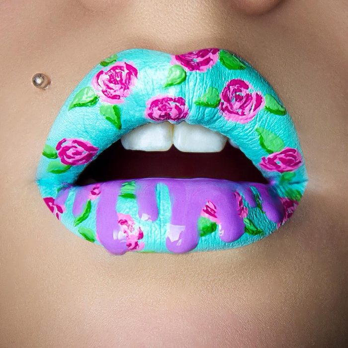 Labios pintados en color azul con rosas rosas y toques en morado 