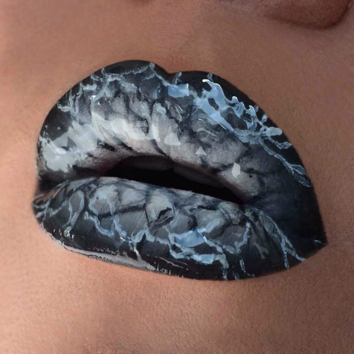 Labios pintados como un marmol de color negro 