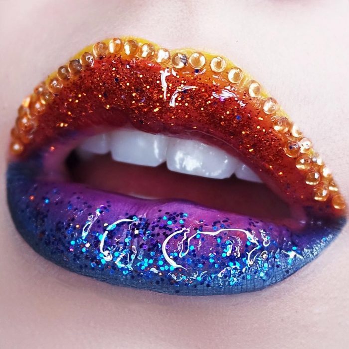 Labios pintados en color morado y rojo simulando el fuego 