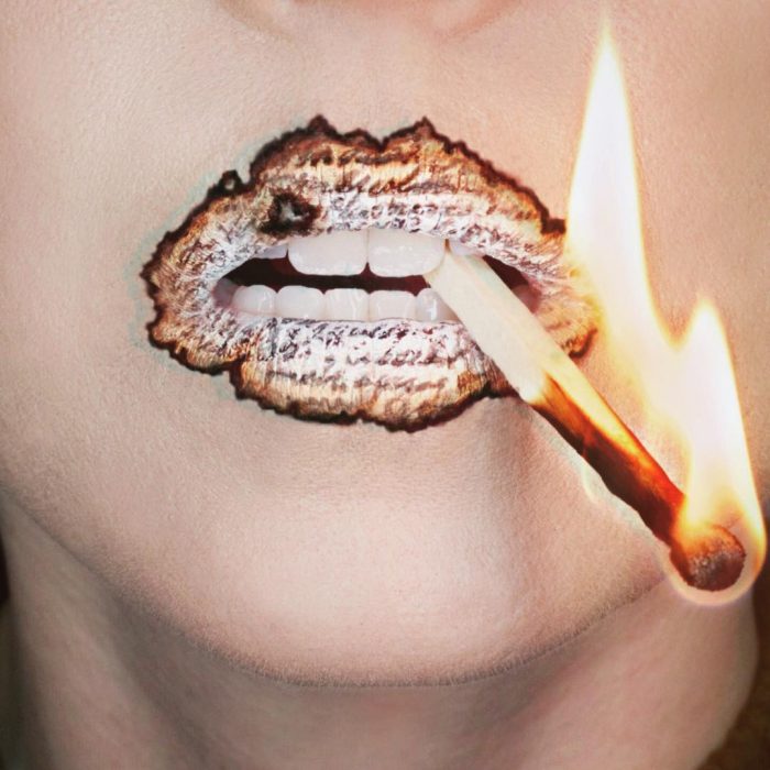 Labios pintados como un papiro quemado 