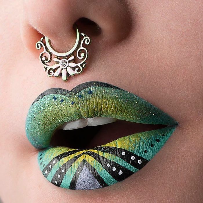 Labios de una chica maquillados en color verde con negro y azul 