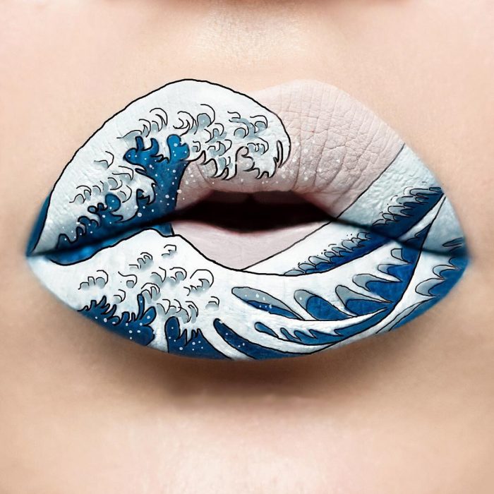 Labios pintados como si fueran unas olas del mar 