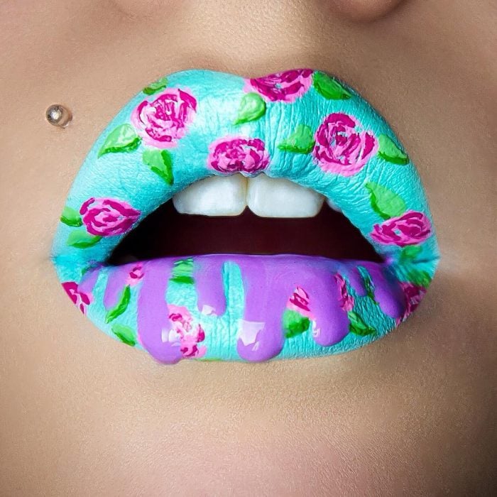 Labios pintados en color azul con rosas rosas y toques en morado 