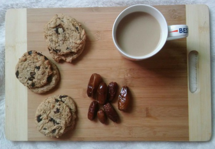 tabla con galletas pasas y café con leche 