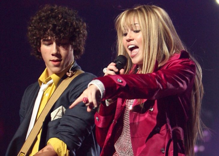 chica y chico cantando en concierto hanna montana