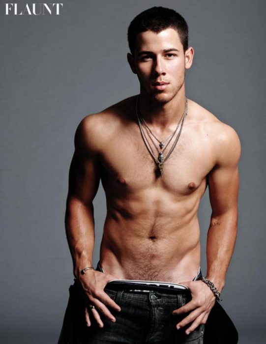 Nick Jonas chico músculoso sin playera 