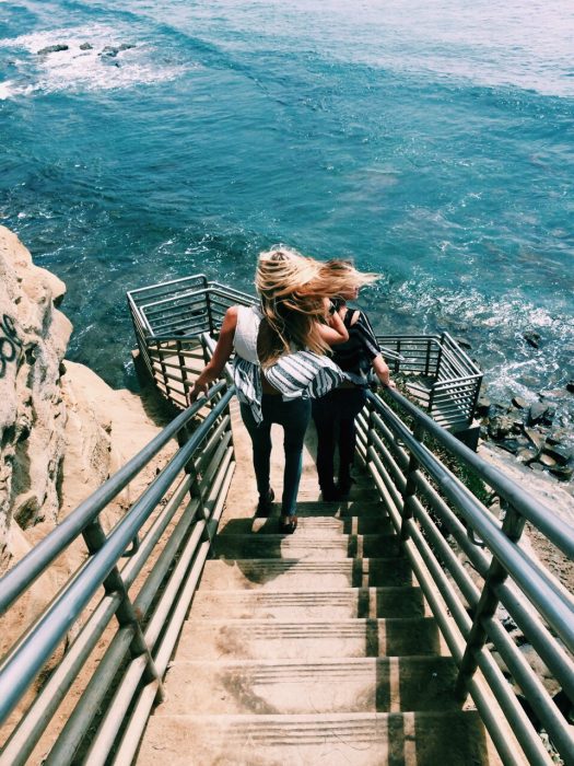 pera de mujeres rubias bajando las escaleras 