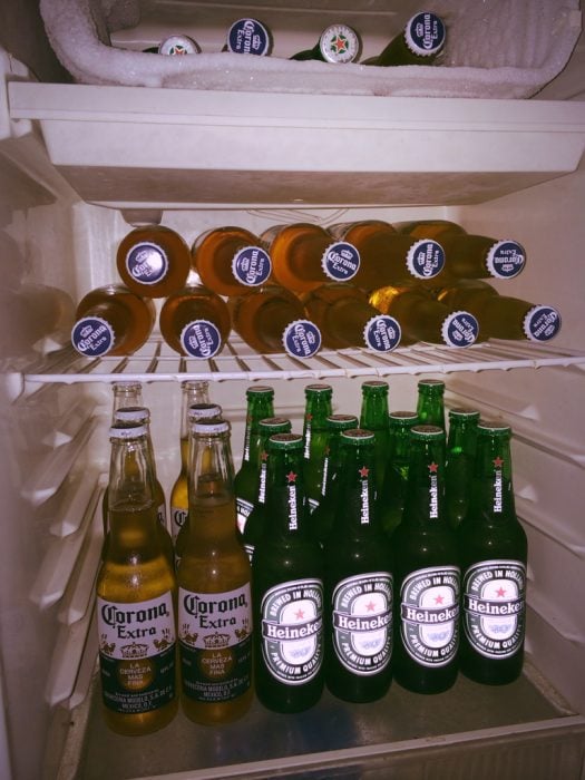 Refrigerador lleno de cerveza 