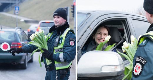 Policías celebran el Día Internacional de la mujer, regalando flores