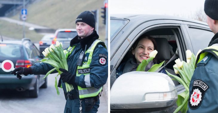 Policías celebran el Día Internacional de la mujer, regalando flores