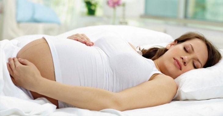 mejor posición para dormir para embarazadas