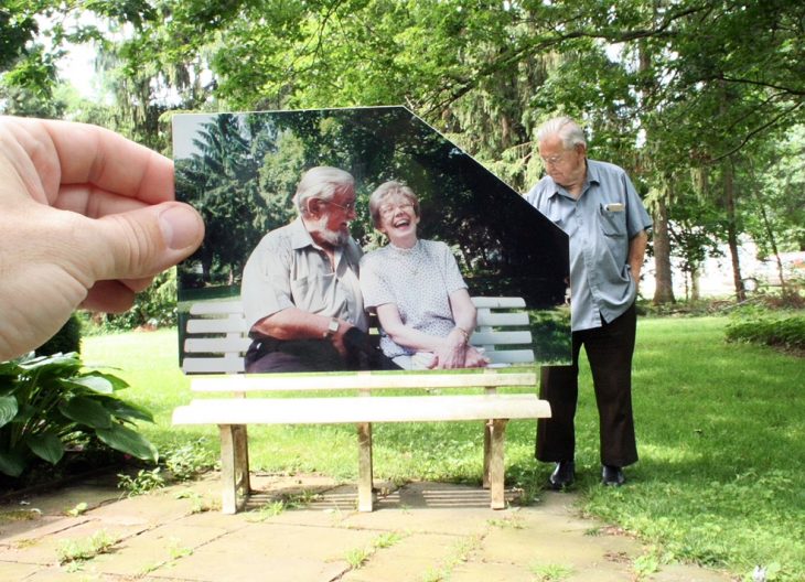 pareja abuelo y abuela en una banca 