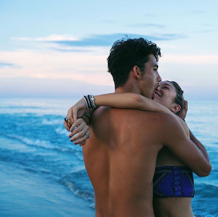 hombre abrazando a su mujer en la playa 