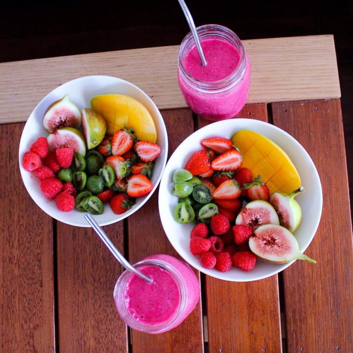 platos con comida y fruta y bebidas rosas 