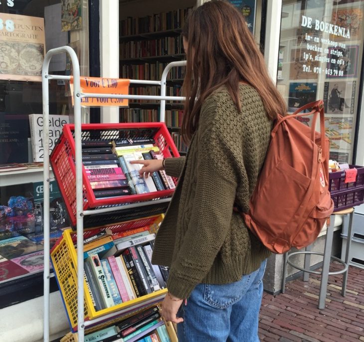 chica buscando libros de rebaja en una tienda de libros