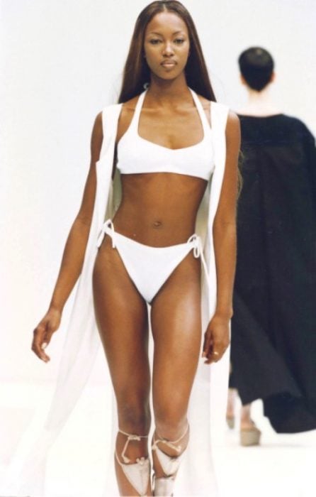 mujer con bikini blanco en pasarela 
