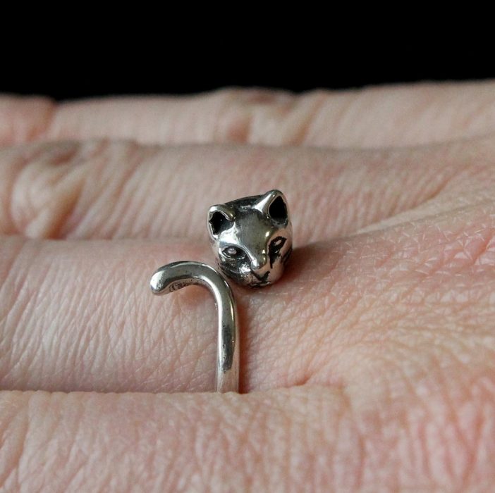 Anillo de gato y cola en dedo anular 