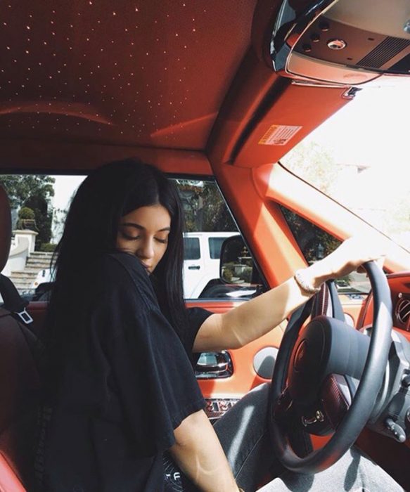 chica con ojos cerrados al volante 