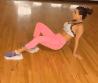 mujer haciendo ejercicios con trapos en el suelo 