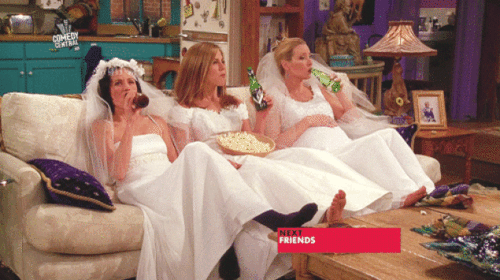 mujeres con vestido de novia tomando una cerveza y palomitas 