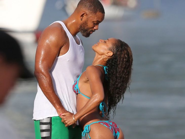 mohre mira a su esposa con amor en la playa will smith y jada 