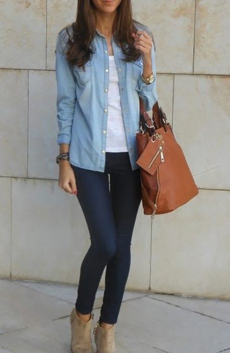 chica con pantalon y camisa de mezclilla y bolso cafe 