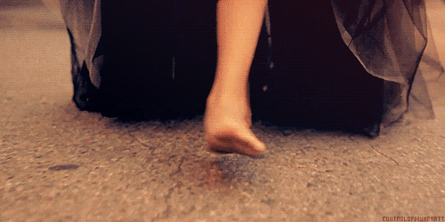 gif chica caminando descalza 