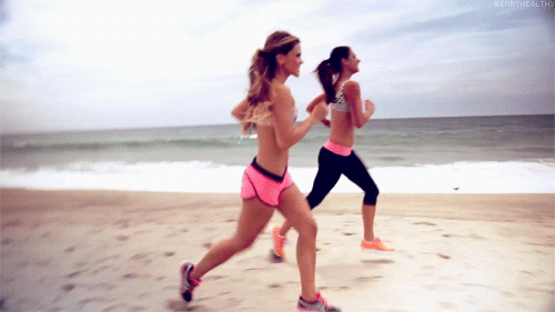 gif chicas corriendo en la playa