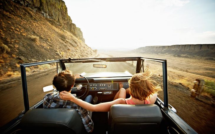 pareja en coche convertible en carretera