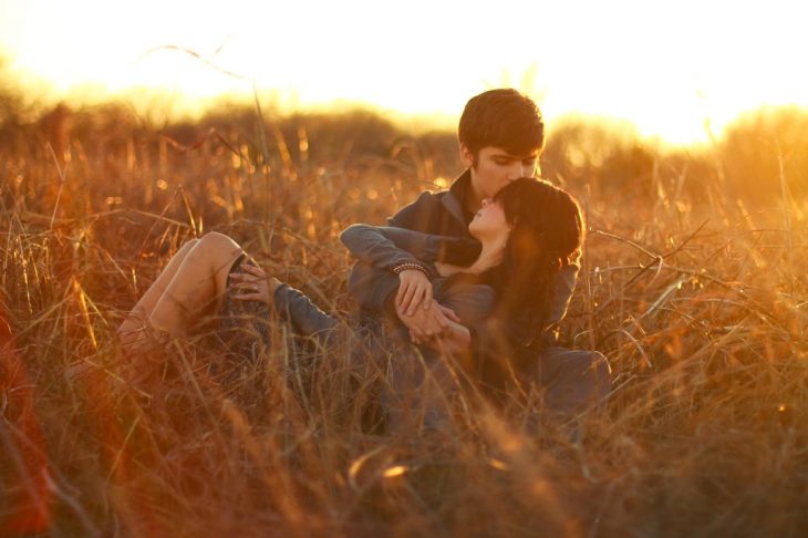 pareja en el campo al atardecer