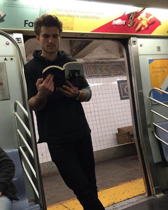 hombre de negro leyendo un libro 