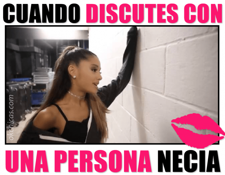 meme ok chicas chica hablando a la pared