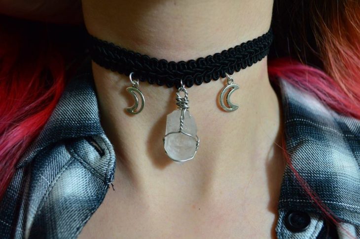 collar chocker con lunas y cristales 