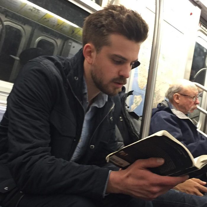 hombre senado leyendo un libro 