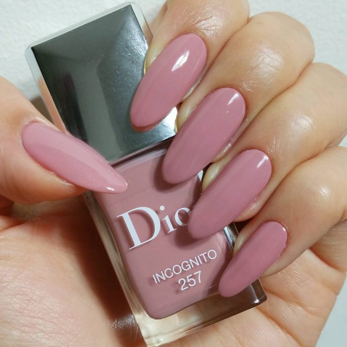 mano y uñas color nude con esmalte dior