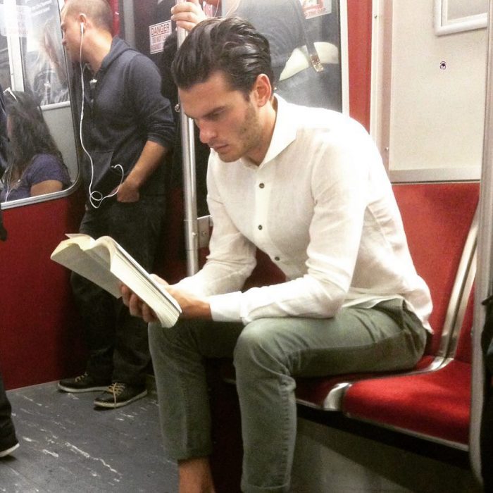 hombre de camisa blanca leyendo un libro 