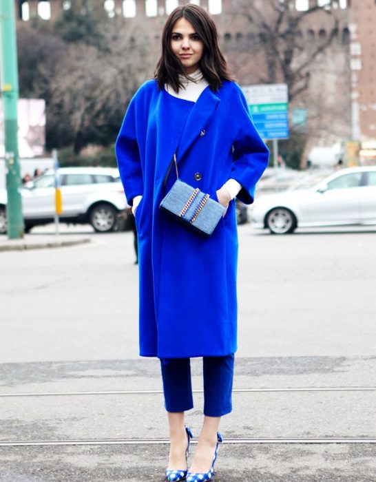 mujer con traje de color azul rey 