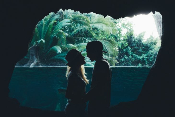 pareja en un acuario apunto de besarse 