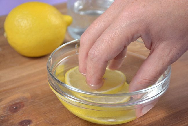 Uñas remojadas en agua caliente con limón para blanquearlas 