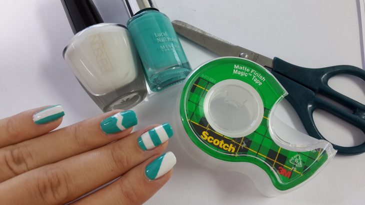 Plantillas para las uñas hechas con cinta adhesiva 