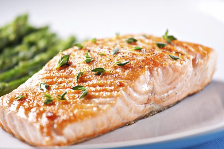 Platillo de pescado preparado a la mantequilla 