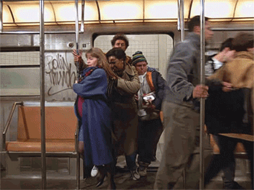 gif personas entrando al metro