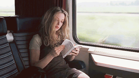 gif chica leyendo en tren