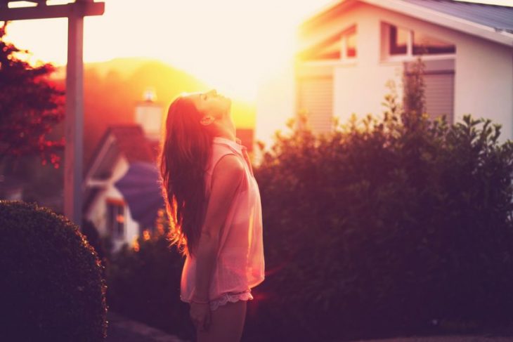 chica con ojos cerrados al atardecer