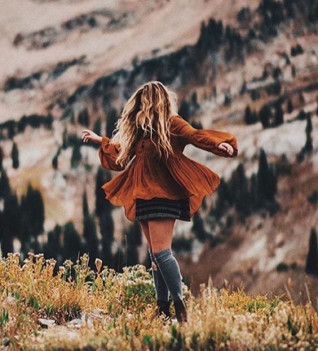 chica bailando en la montaña