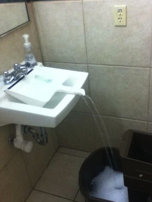 recogedor llenando una cubeta de agua