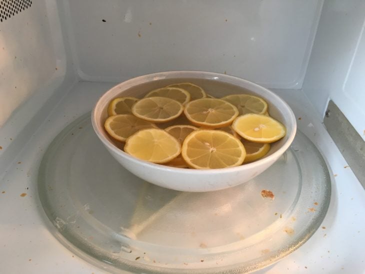 recipiente con agua y limón para limpiar microondas